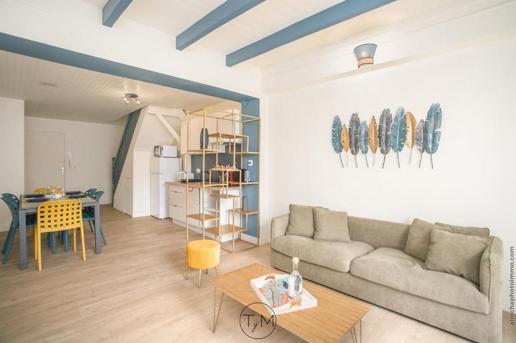 ein Wohnzimmer mit einem Sofa und einem Tisch in der Unterkunft Foyal City Center in Fort-de-France