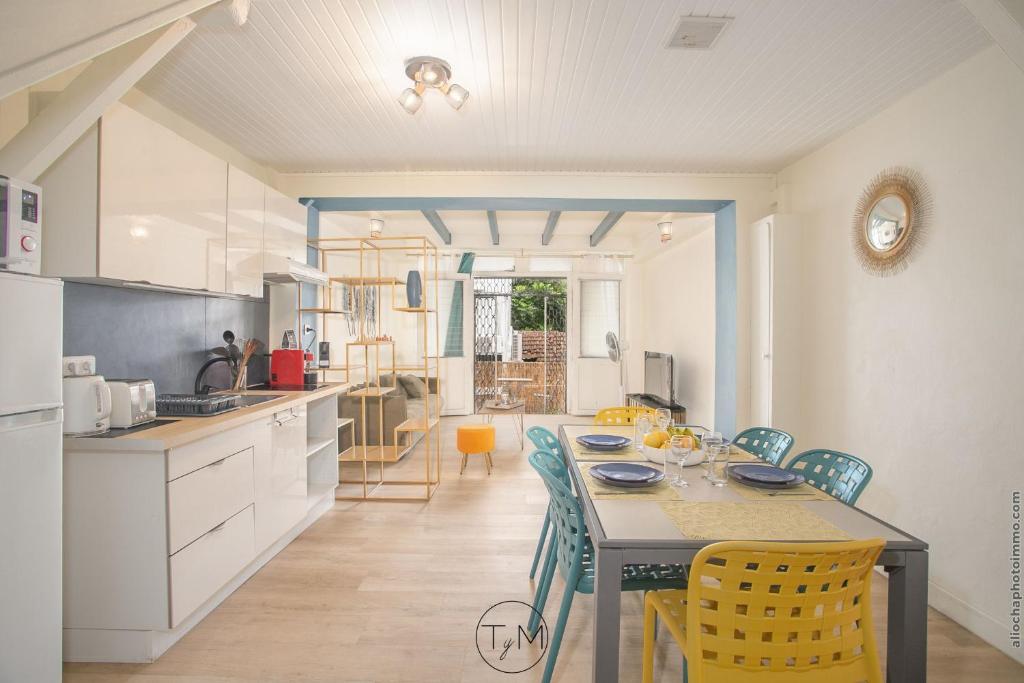 a kitchen and dining room with a table and chairs at Foyal City Center in Fort-de-France