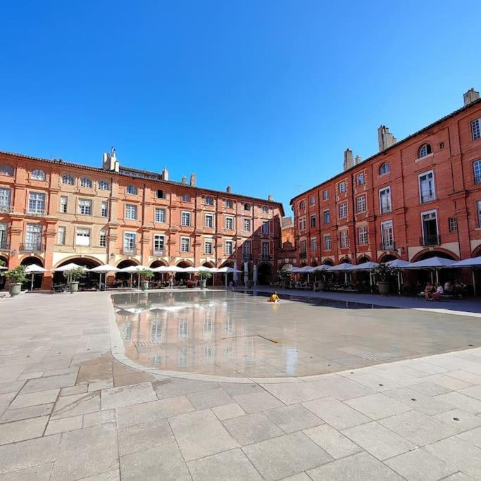 a large courtyard in front of a large brick building at Numéro 6 - Place Nationale - Wifi et Fibre in Montauban