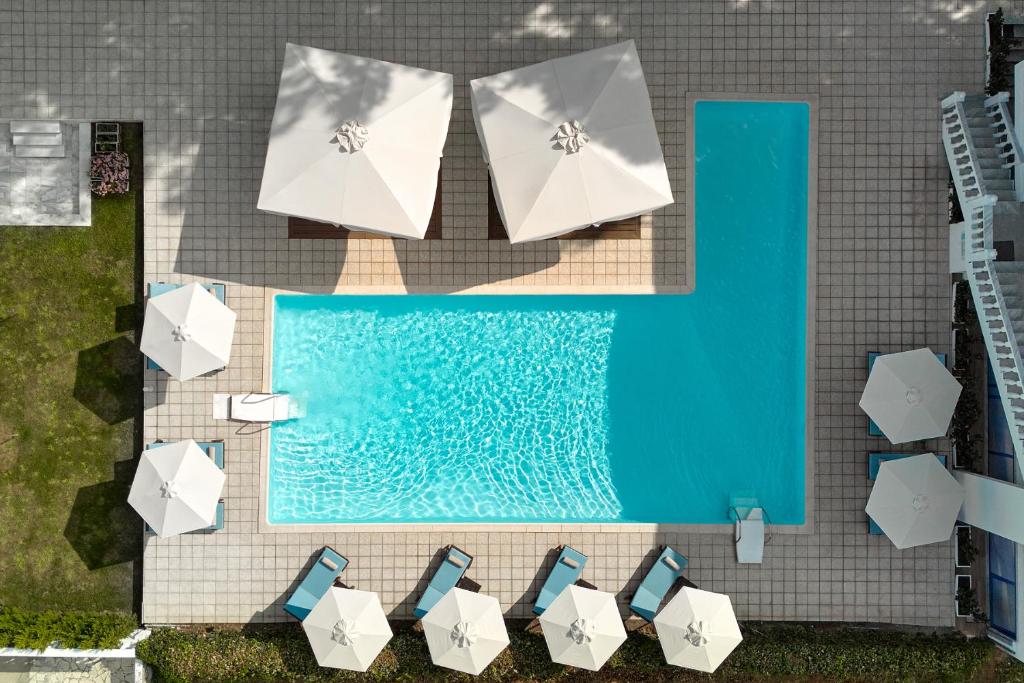 an overhead view of a swimming pool with umbrellas at Kazaviti Hotel in Prinos