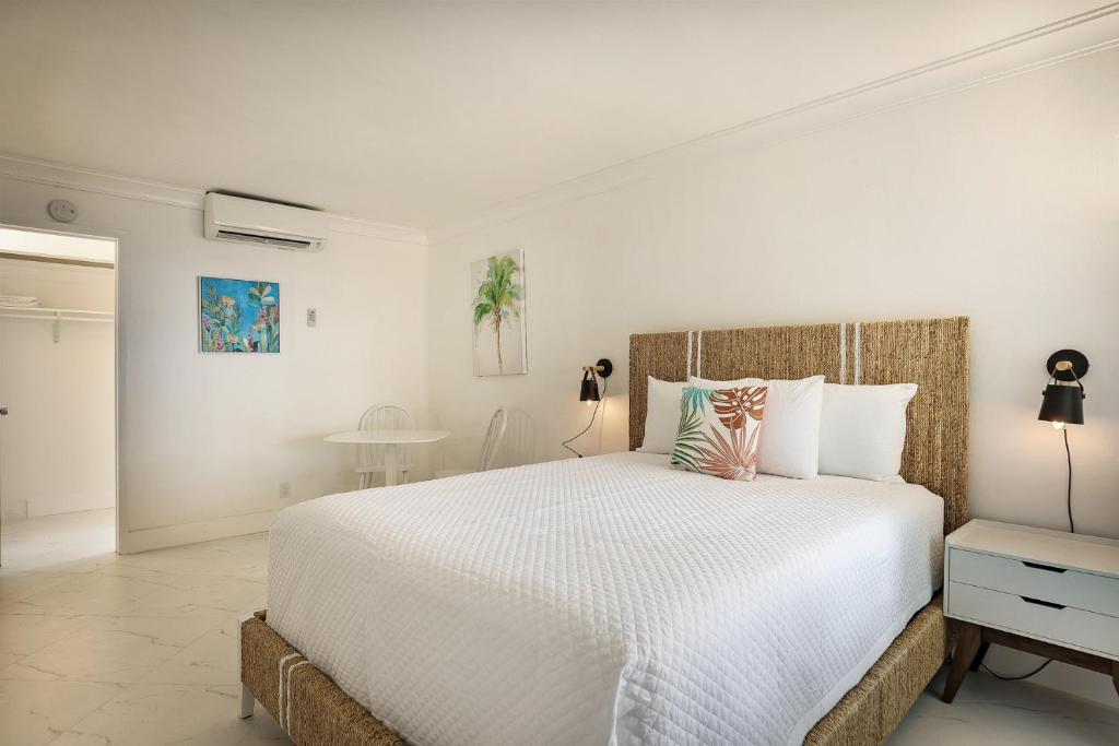 Postel nebo postele na pokoji v ubytování La Mer Suites