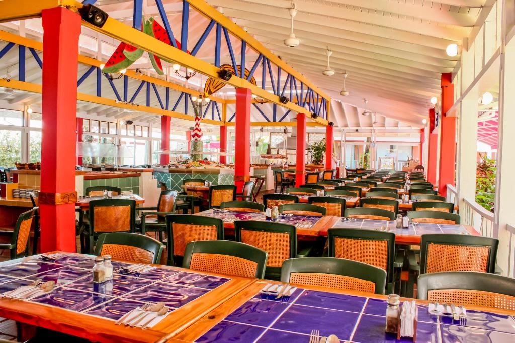Restaurace v ubytování Decameron San Luis - All Inclusive