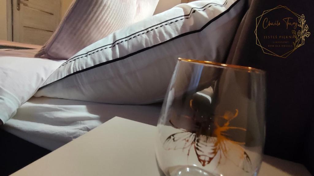 Postel nebo postele na pokoji v ubytování CHWILO TRWAJ - dom z kominkiem i pięknym widokiem na góry