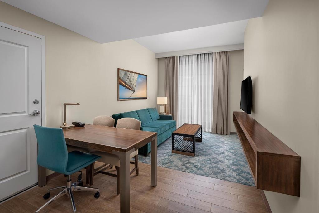 Embassy Suites by Hilton Charleston Harbor Mt. Pleasant - Premium King Suite - Niet -roken