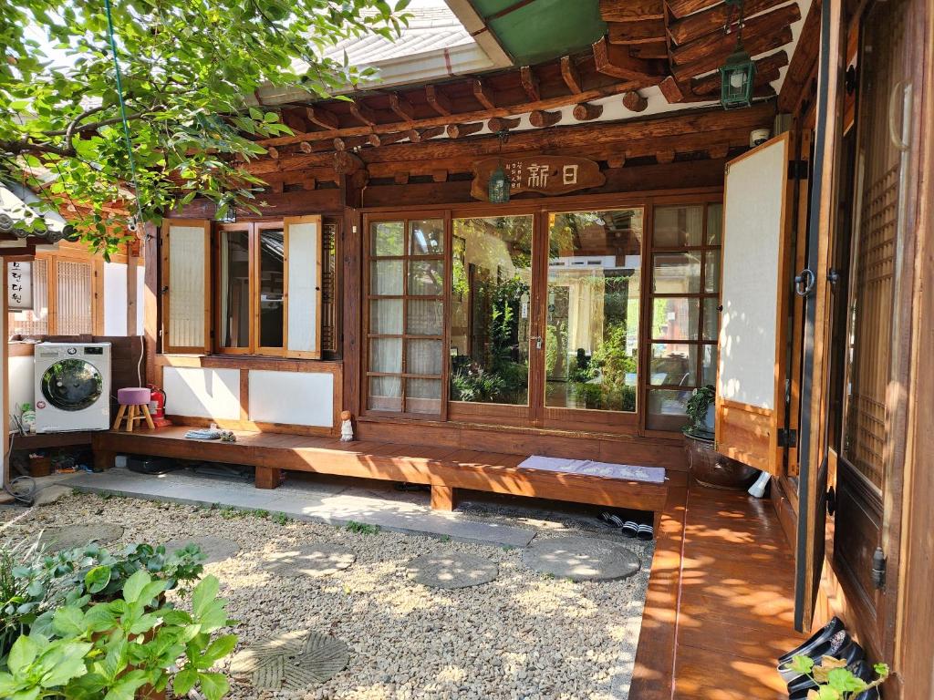 Hanok Moryeon في جيونجو: شرفة منزل مع مقعد خشبي