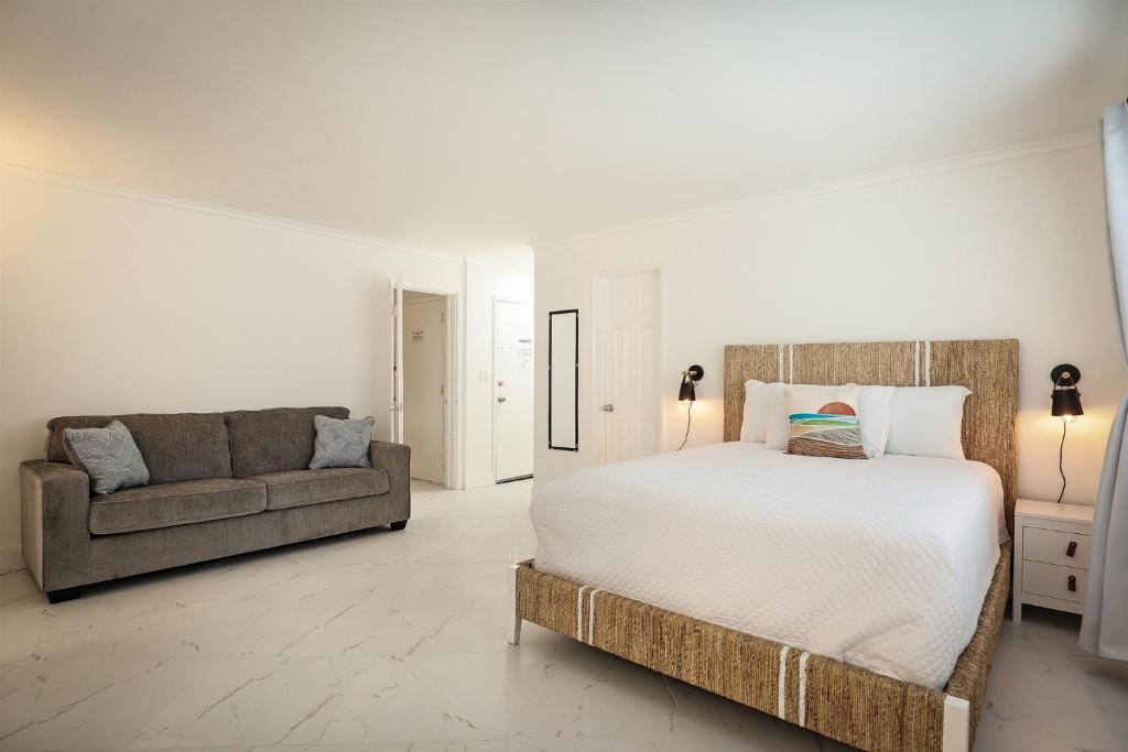 Postel nebo postele na pokoji v ubytování La Mer Suites