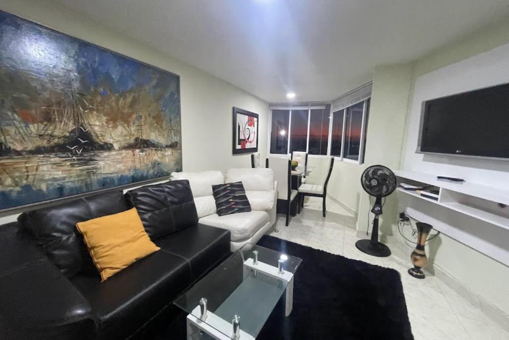 sala de estar con sofá y TV de pantalla plana en Apartamento hermosa Vista al Mar en el Rodadero Santa Marta, en Santa Marta