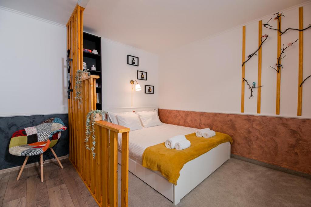 ein Schlafzimmer mit einem Bett mit Handtüchern darauf in der Unterkunft NEW Iorga4 OldCity SelfCheckIn in Timişoara