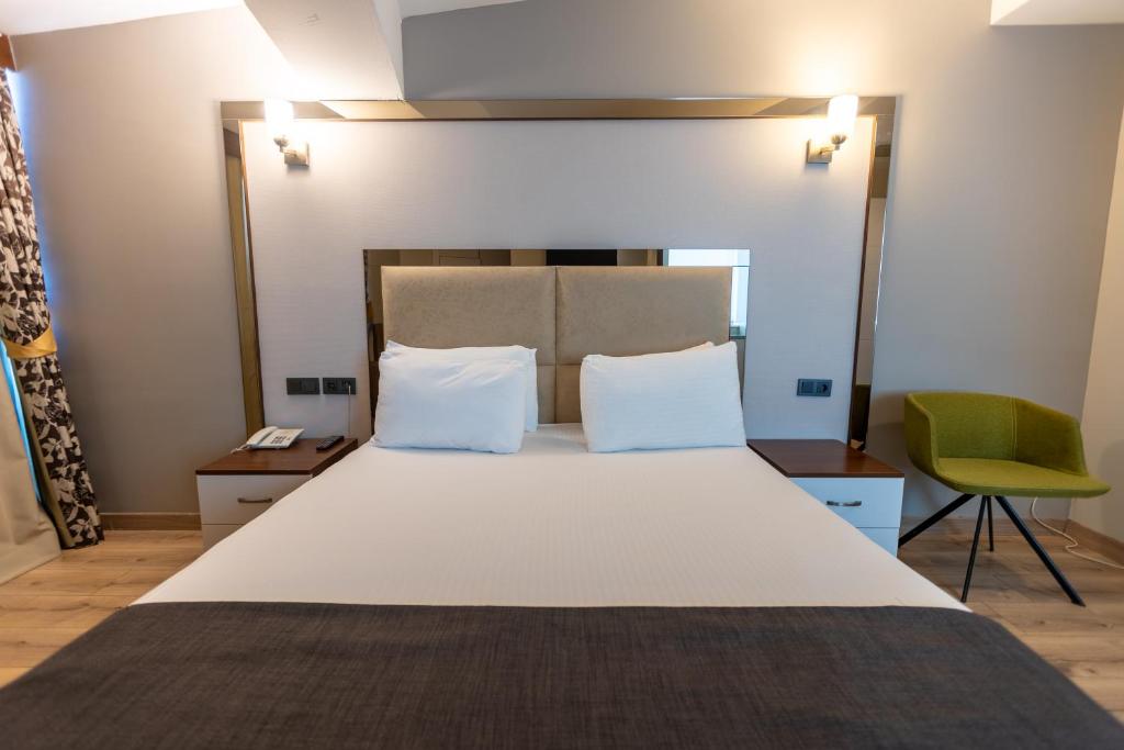 Postel nebo postele na pokoji v ubytování Asia Business Suites