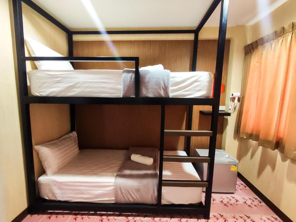 Palanda nebo palandy na pokoji v ubytování KS HOUSE