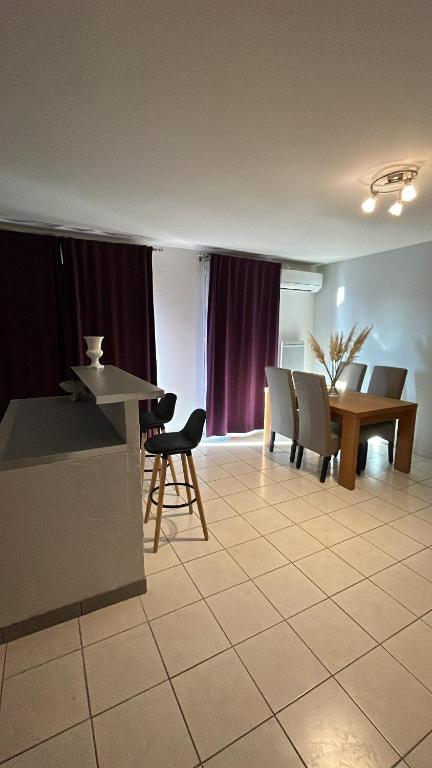 une cuisine et une salle à manger avec une table et des chaises dans l'établissement Superbe T2 à Balaruc les Bains, à Balaruc-les-Bains