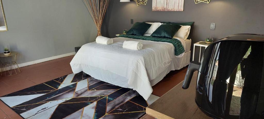 Un pat sau paturi într-o cameră la Royal Inn Room 2