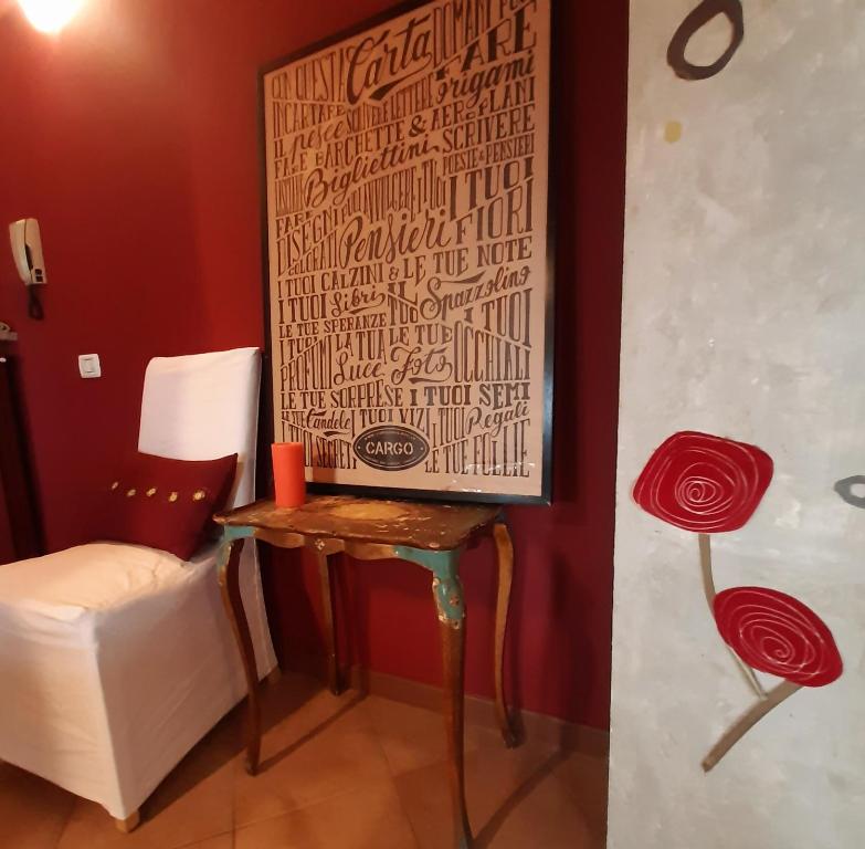 a room with a table and a chair and a wall at Nuovo interno Nuova atmosfera Stazione Beato Matteo in Vigevano