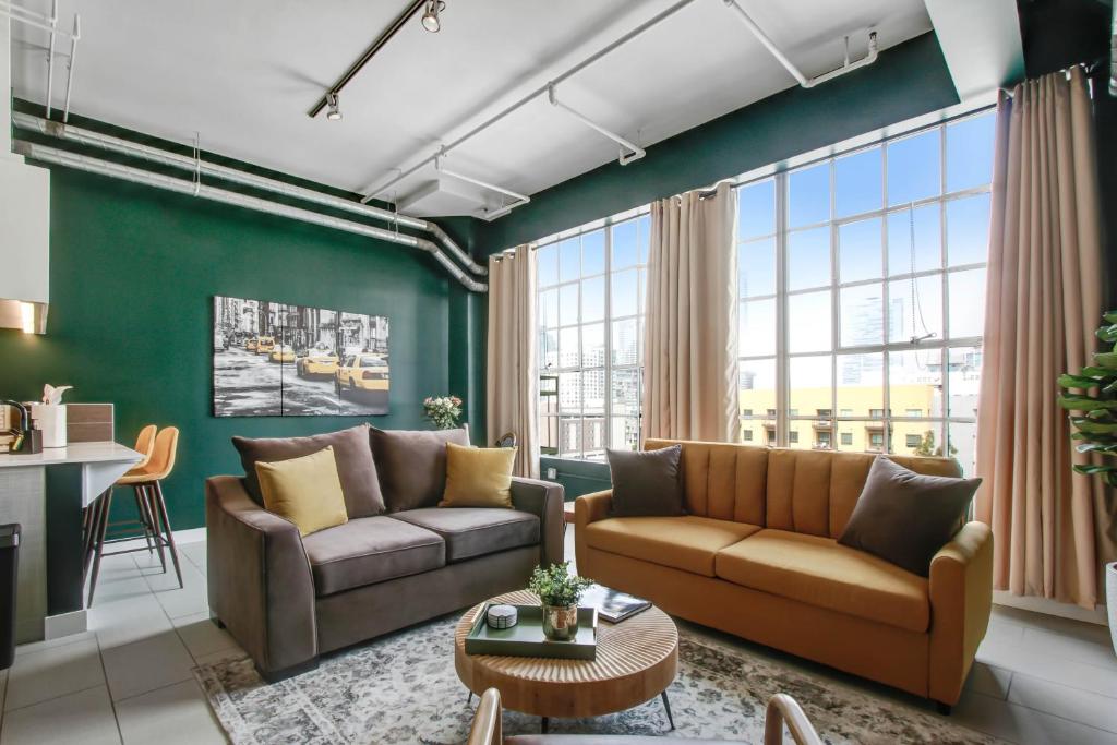 un soggiorno con divano e tavolo di NYC Styled Loft In DTLA, sleeps 4 with Free Parking! a Los Angeles