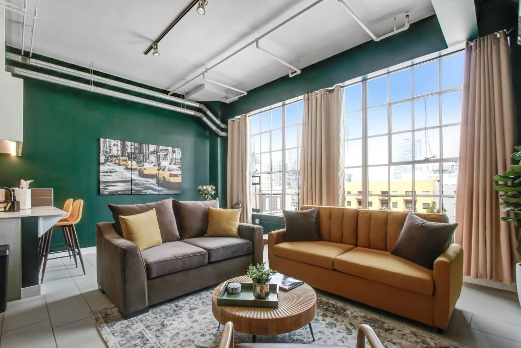 - un salon avec un canapé et une table dans l'établissement NYC Styled Loft In DTLA, sleeps 4 with Free Parking!, à Los Angeles