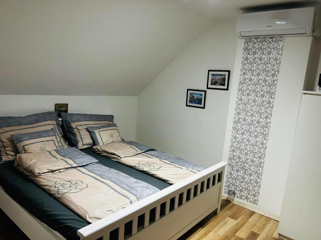 - une petite chambre avec un lit dans l'établissement Gabi apartman, à Fonyód