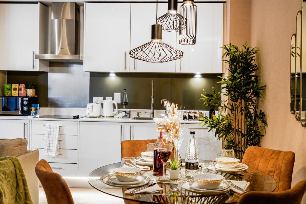 una sala da pranzo con tavolo e sedie e una cucina di The WaterHouse Avenue by Kandara 5 Star City Home in Maidstone a Maidstone