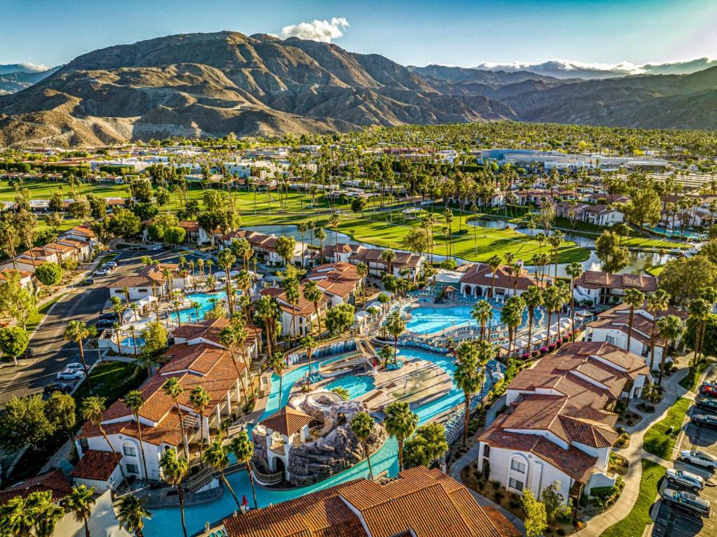 una vista aérea del complejo con montañas en el fondo en Omni Rancho Las Palmas Resort & Spa, en Rancho Mirage