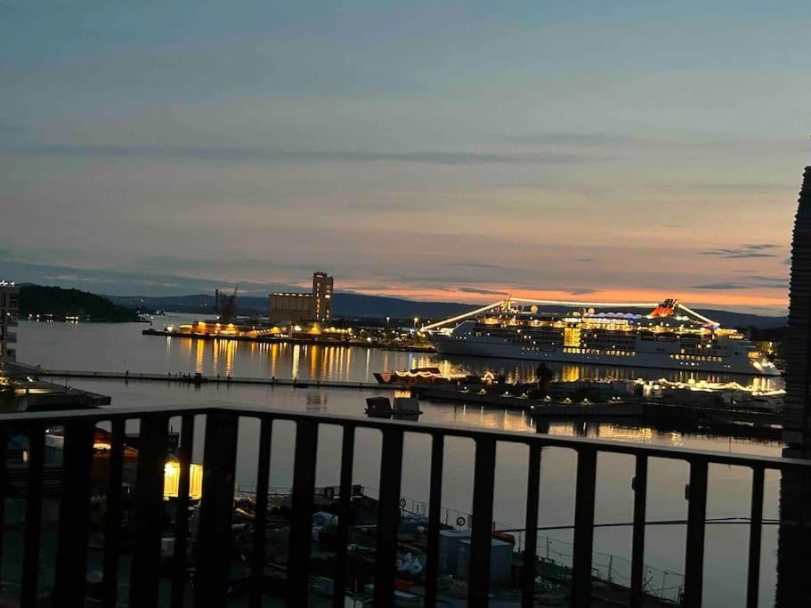 Blick auf den Yachthafen bei Nacht mit Booten im Wasser in der Unterkunft An elegant and exclusive apartment in Bjørvika Oslo in Oslo