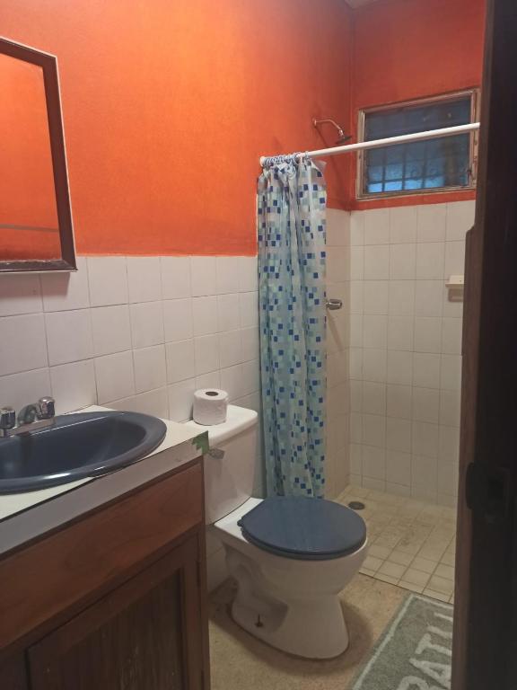 A bathroom at Hostal Familiar Argeñal