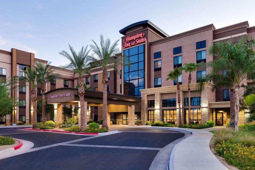 wejście do hotelu z palmami w obiekcie Hampton Inn & Suites Phoenix Glendale-Westgate w mieście Glendale