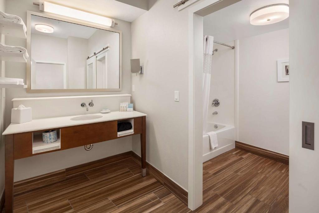 Hampton Inn & Suites Seattle North/Lynnwood - Deluxe King Suite - Non-fumeur
