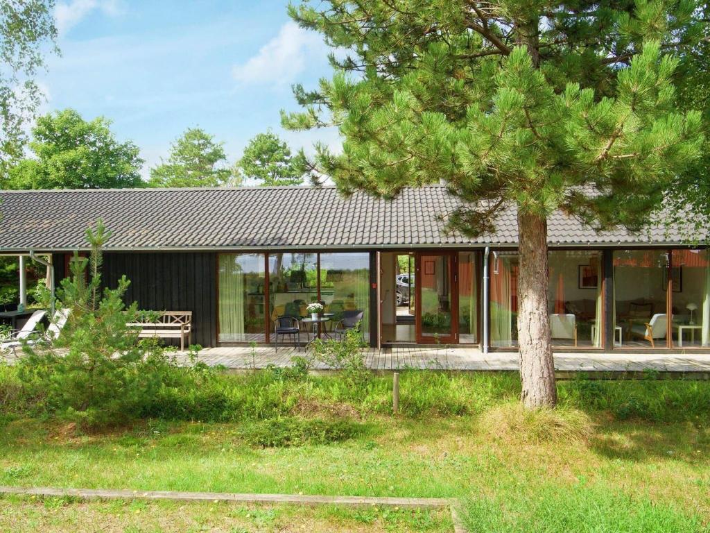 RørvigにあるThree-Bedroom Holiday home in Rørvig 1の木の家