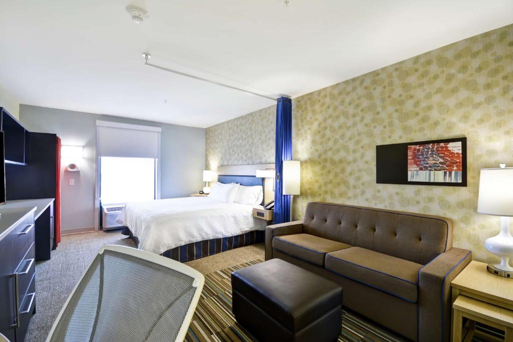 TV a/nebo společenská místnost v ubytování Home2 Suites By Hilton Oswego