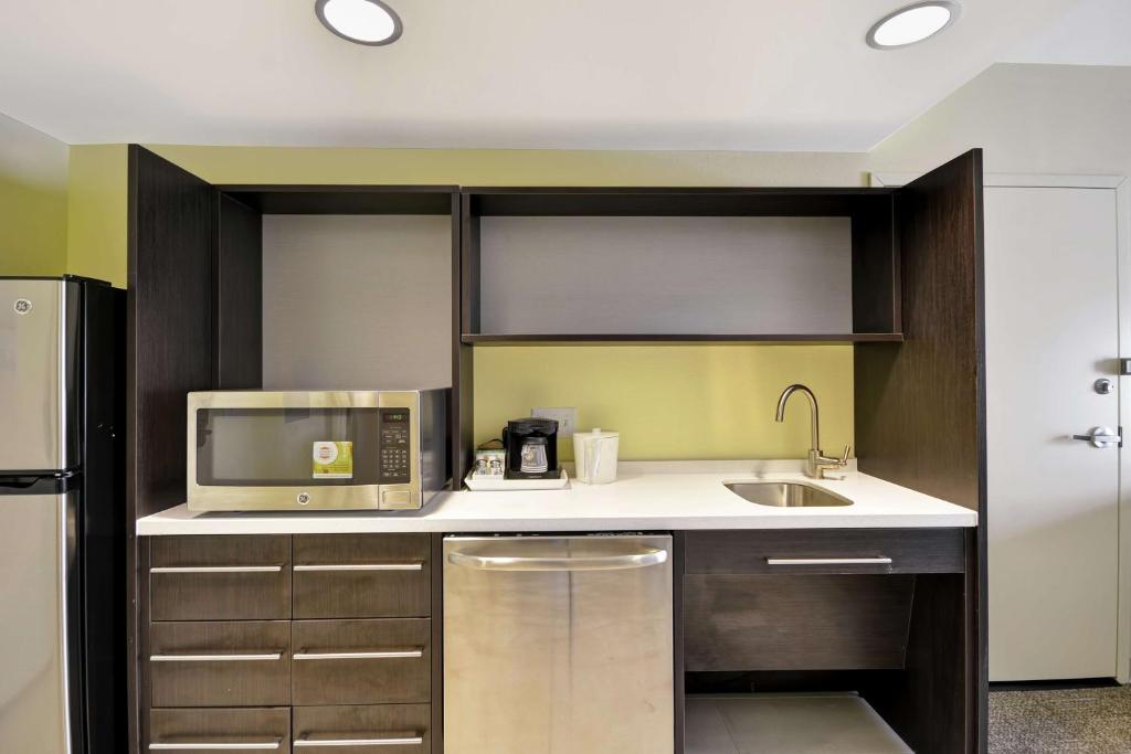 Kuchyň nebo kuchyňský kout v ubytování Home2 Suites By Hilton Oswego