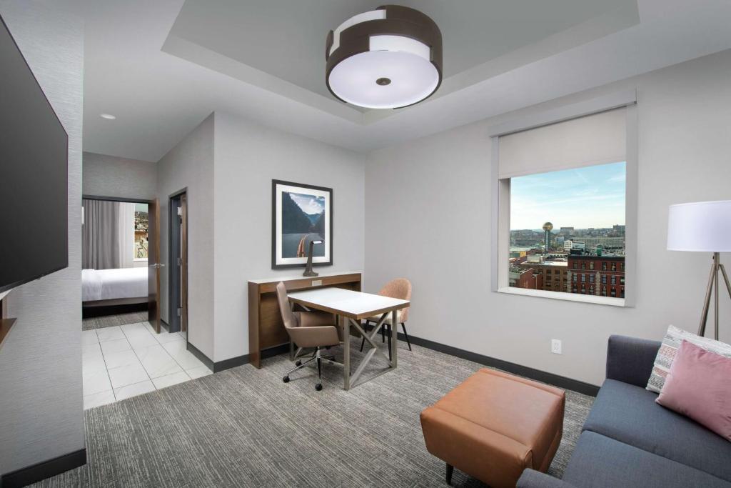 Embassy Suites By Hilton Knoxville Downtown - Suite King De Dos Habitaciones