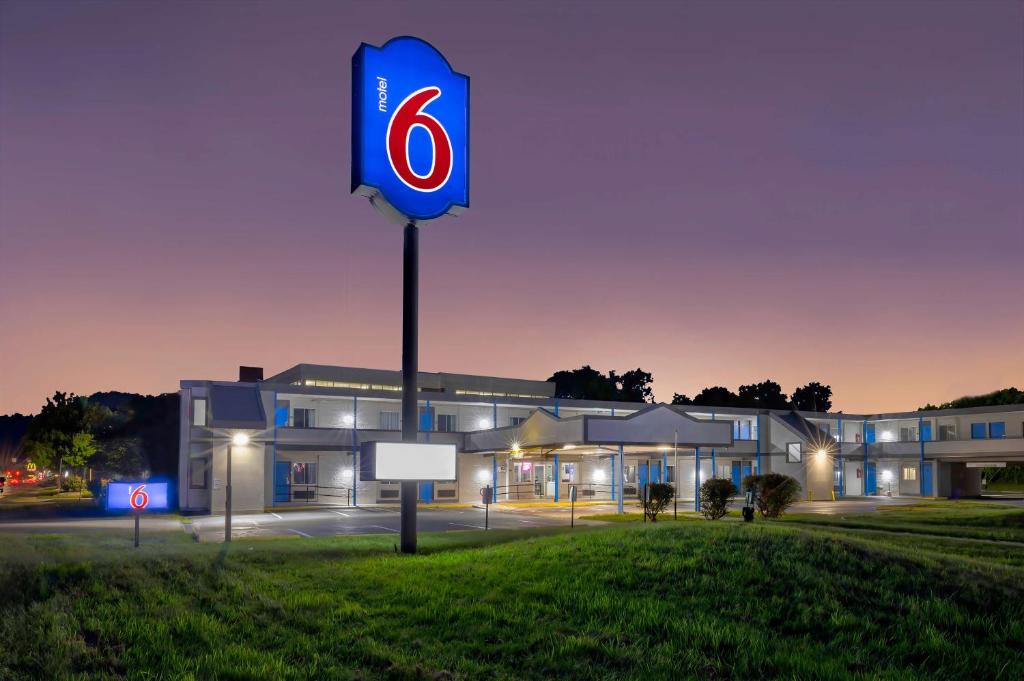 un edificio con una señal delante de él en Motel 6 Harrisburg PA Near PA Expo Center, en Harrisburg