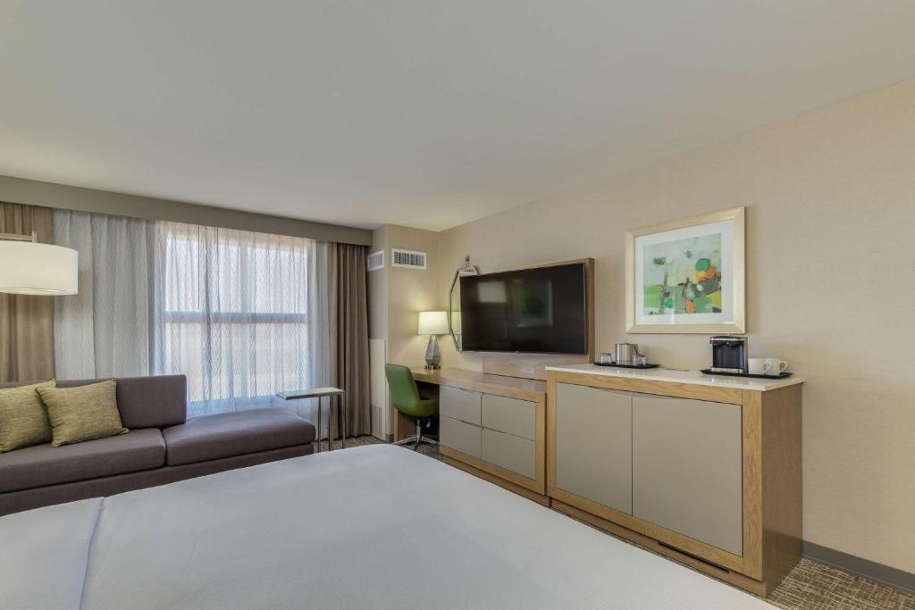 TV a/nebo společenská místnost v ubytování DoubleTree by Hilton Chandler Phoenix, AZ