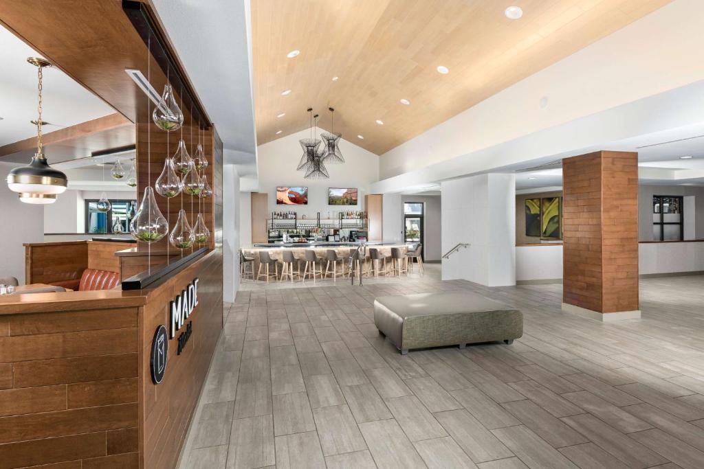 Posezení v ubytování DoubleTree by Hilton Chandler Phoenix, AZ