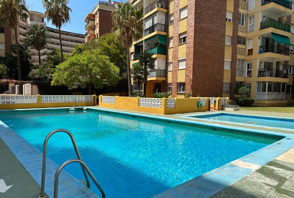 una grande piscina blu in un edificio di Apartamento moderno Centro de Marbella a Marbella