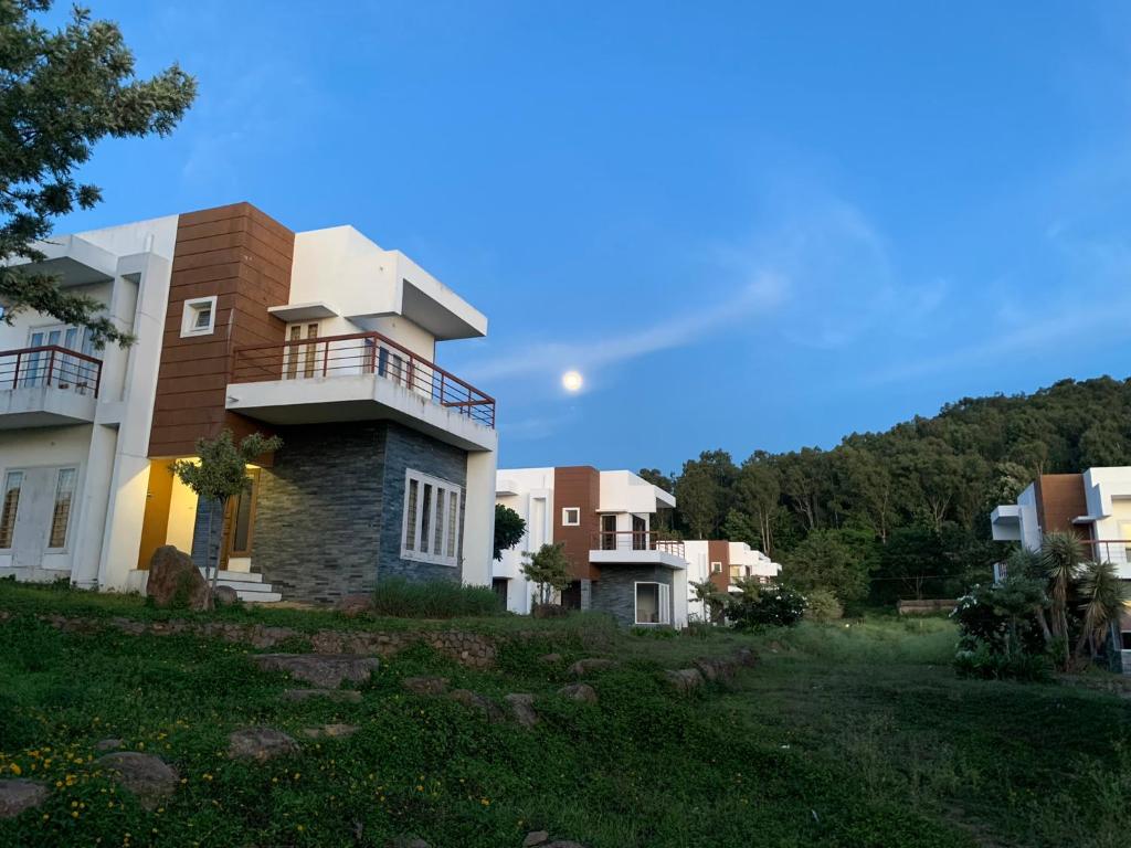 vista di una casa con una collina sullo sfondo di Villa 65 - Eco Village - Easy Stays Yelagiri - Air Conditioned - Free Wifi - No Alcohol Zone a Yelagiri