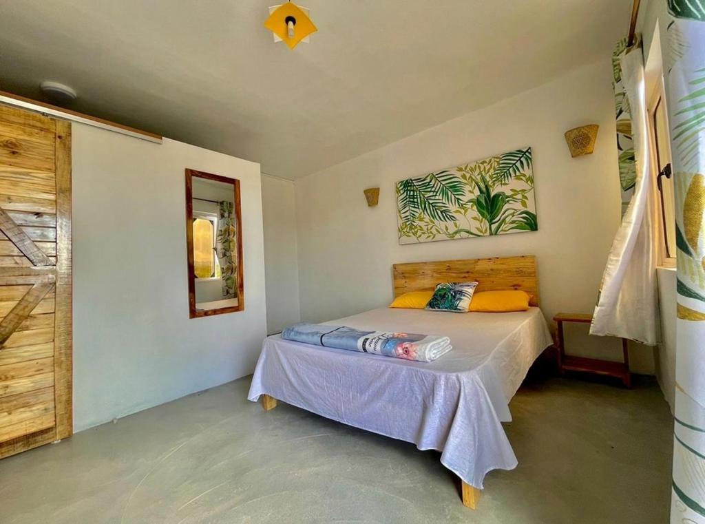 1 dormitorio con 1 cama en una habitación en Panoramic Paradise en Rodrigues Island