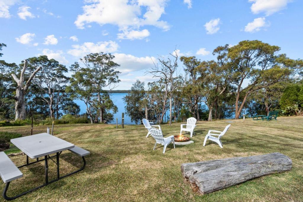 Luminara Lago 6br Waterfront Retreat with Pool at Silverwater, Morisset