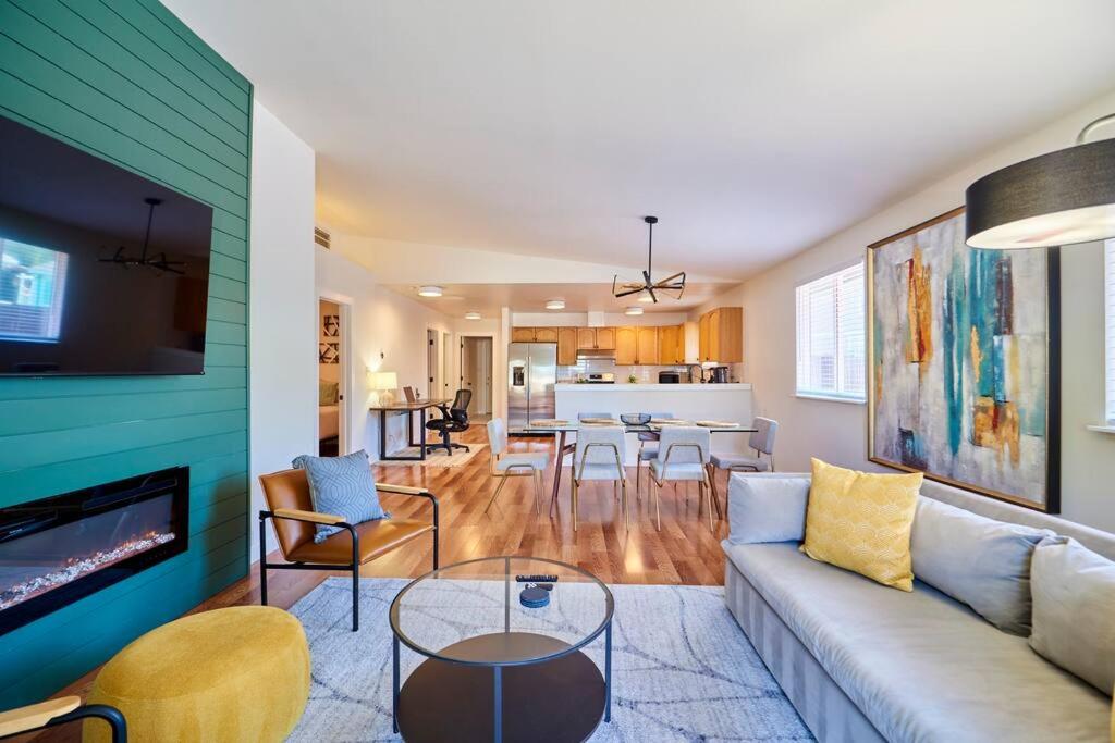 O zonă de relaxare la Modern LUX 4 bdrm - Near Mall, Boeing, Paine Field