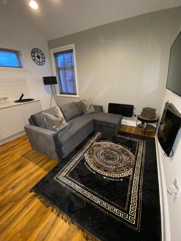 ein Wohnzimmer mit einem Sofa und einem Teppich in der Unterkunft The Lofthouse in Blackpool