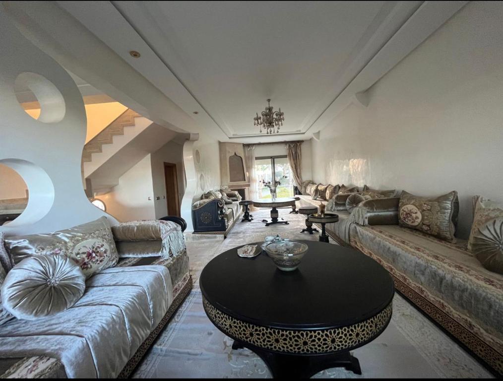 ein Wohnzimmer mit einem Sofa und einem Tisch in der Unterkunft Great escape in Skhirat