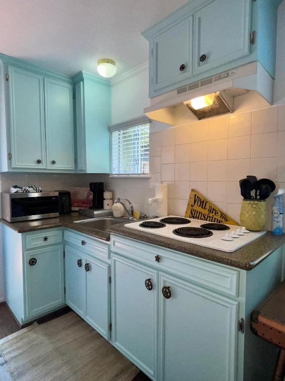 Kuchyň nebo kuchyňský kout v ubytování Morse Cottage