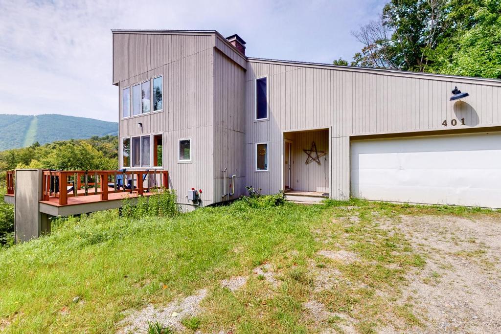 un gran edificio blanco con garaje en Lincoln Peak Retreat en Warren