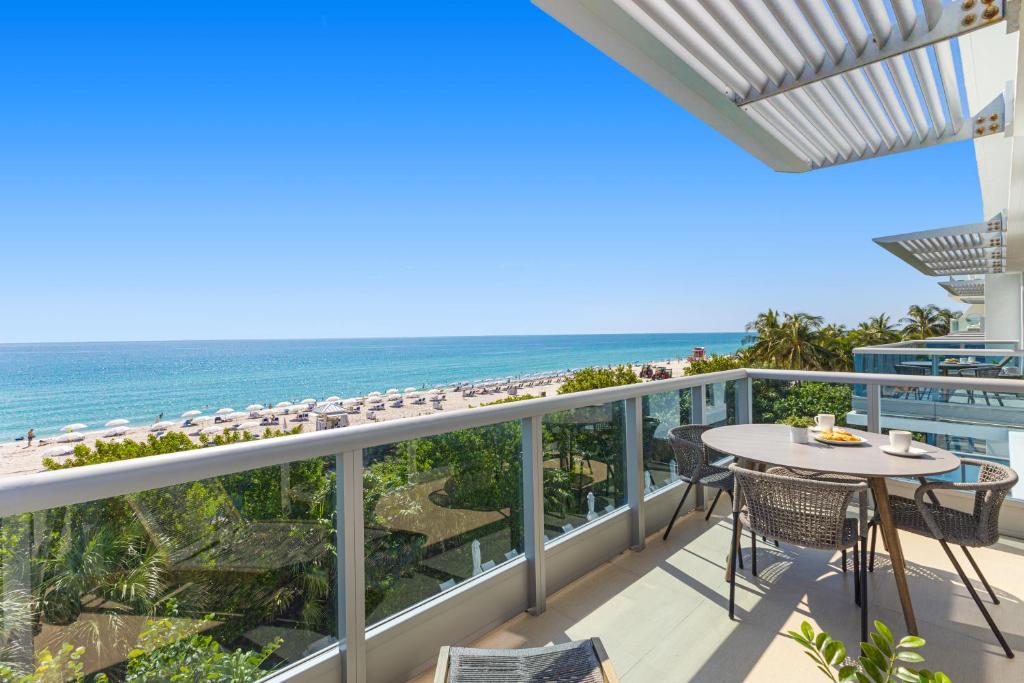 Dharma Home Suites Miami Beach at Monte Carlo - Apartamento De Esquina Superior De Una Habitación Con Balcón - Vista Frente Al Mar
