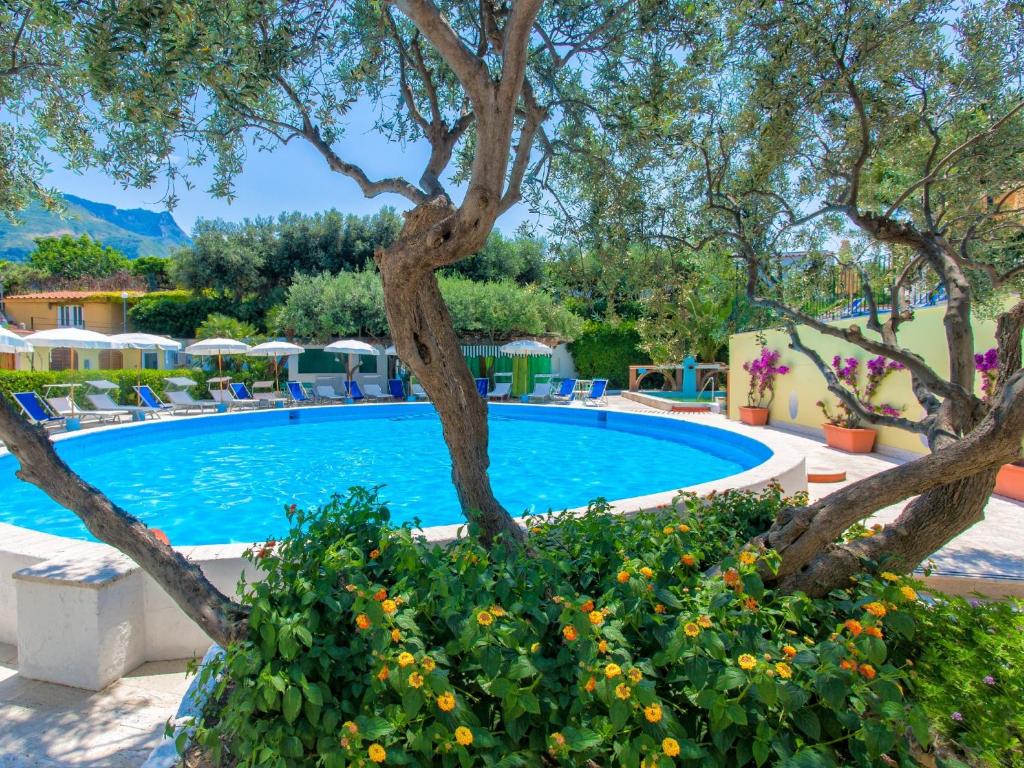 A piscina localizada em Hotel La Scogliera ou nos arredores