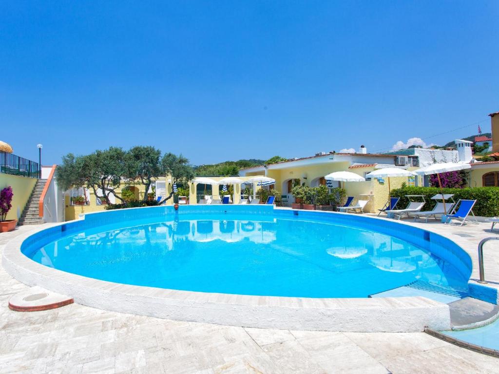 A piscina localizada em Hotel La Scogliera ou nos arredores