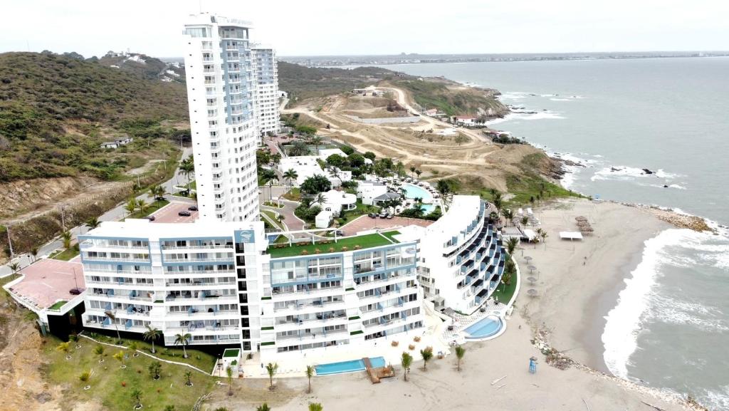 una vista aérea de un gran edificio en la playa en Apartamento Vacacional frente al mar en General Villamil Playas, en Playas
