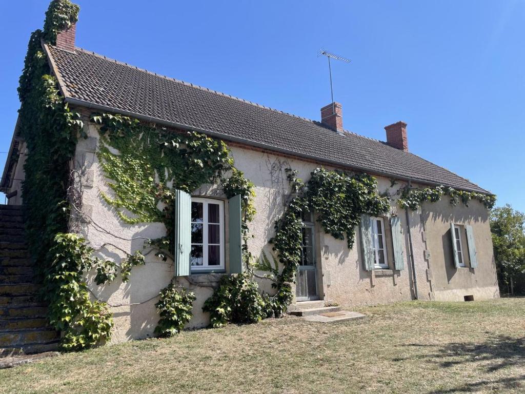 una casa con hiedra creciendo a su lado en Gîte Chappes (Allier), 4 pièces, 6 personnes - FR-1-489-90, en Chappes