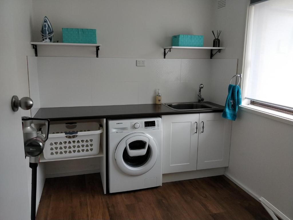 Kuchyň nebo kuchyňský kout v ubytování GOLDFIELDS STUDIO APARTMENT, Beaconsfield - Fully Self-contained, air-conditioning