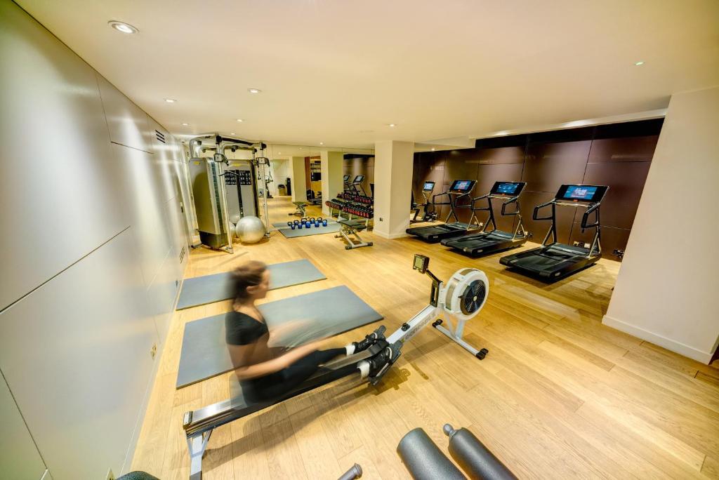 Fitness centrum a/nebo fitness zařízení v ubytování Apex Temple Court Hotel