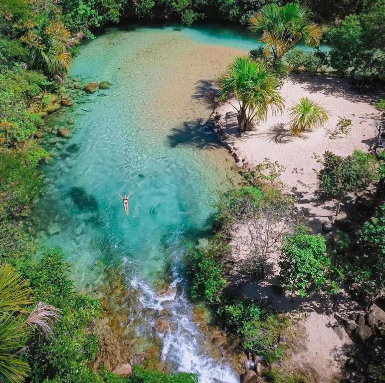 una vista aérea de una piscina de agua en una playa en Casa em Aurora do Tocantins, en Manhã